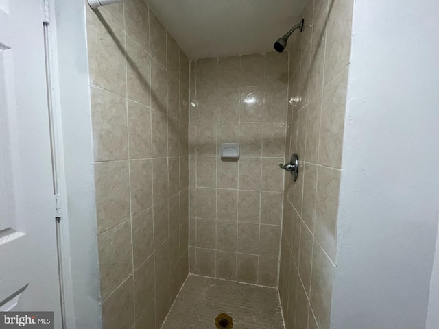 full bath featuring tiled shower