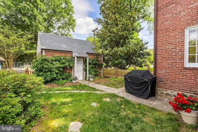 view of yard with an outbuilding