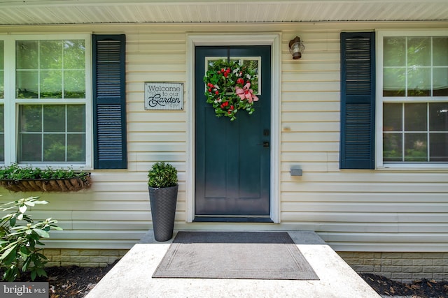 property entrance featuring a porch