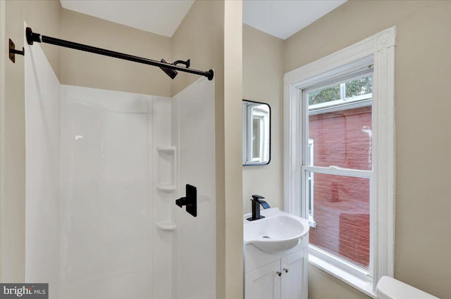 472 Atlantic Ave, Lancaster, PA 17602 - bathroom featuring a shower and vanity
