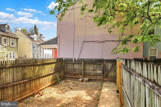 472 Atlantic Ave, Lancaster, PA 17602 - view of yard featuring a residential view and a fenced backyard