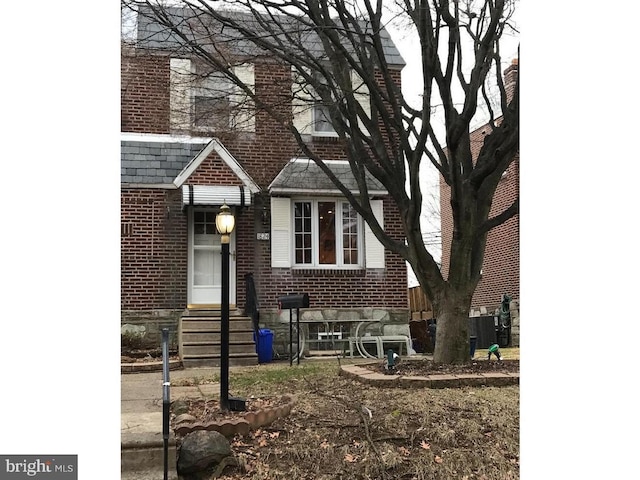 view of front facade featuring brick siding