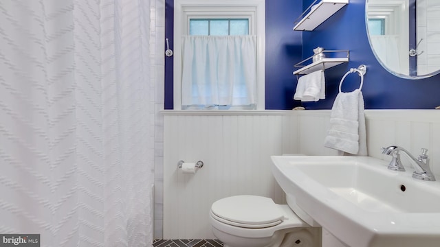 100 Lakeview Dr, Ridley Park, PA 19078 - bathroom with toilet, a shower with curtain, wainscoting, and a sink