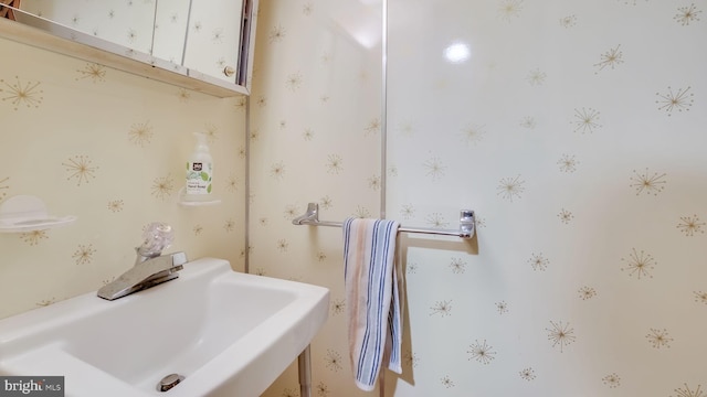 100 Lakeview Dr, Ridley Park, PA 19078 - washroom featuring a sink