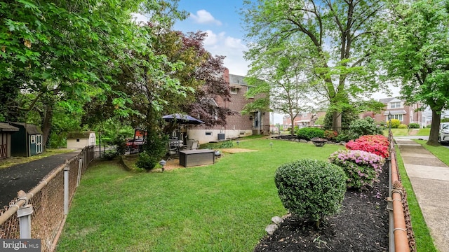 100 Lakeview Dr, Ridley Park, PA 19078 - surrounding community with fence and a lawn