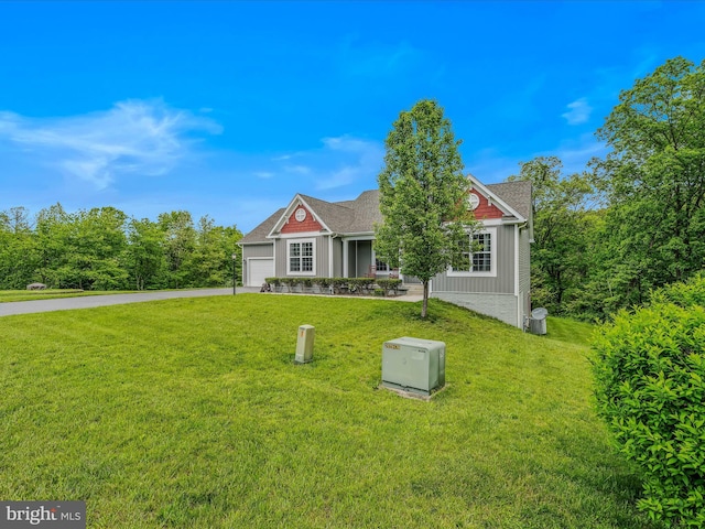 view of front facade featuring a garage, a front lawn, driveway, and a shingled roof
