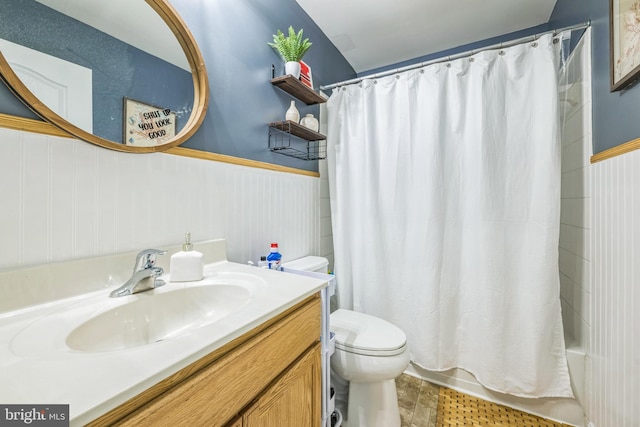 31 Walters Way, Dover, DE 19904 - full bath featuring toilet, vanity, a wainscoted wall, and shower / bath combo with shower curtain