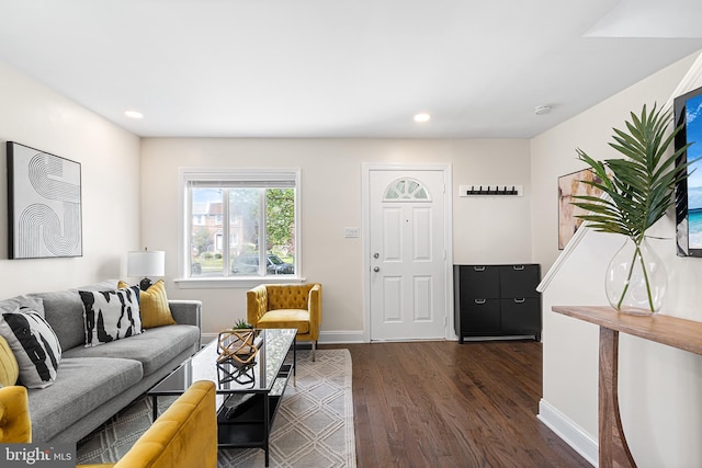 living area featuring recessed lighting, baseboards, and dark wood-style flooring