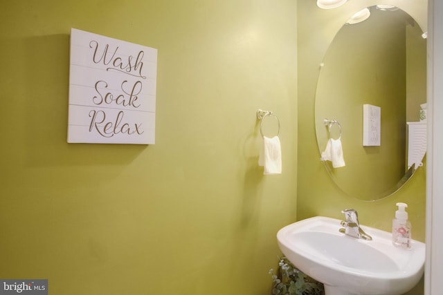 2350 Merseyside Dr, Woodbridge, VA 22191 - bathroom featuring a sink