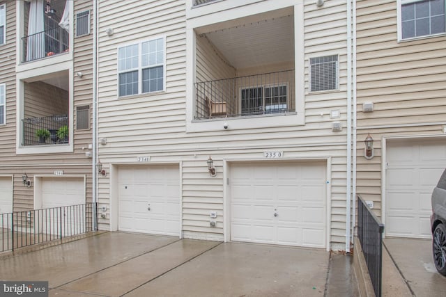 2350 Merseyside Dr, Woodbridge, VA 22191 - garage with driveway