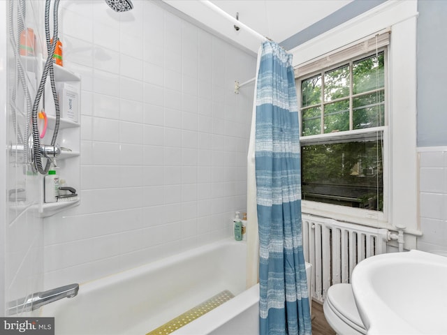 bathroom with shower / tub combo with curtain