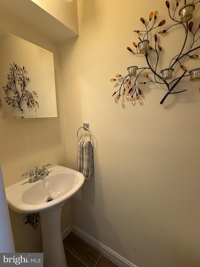 bathroom with tile patterned flooring and baseboards