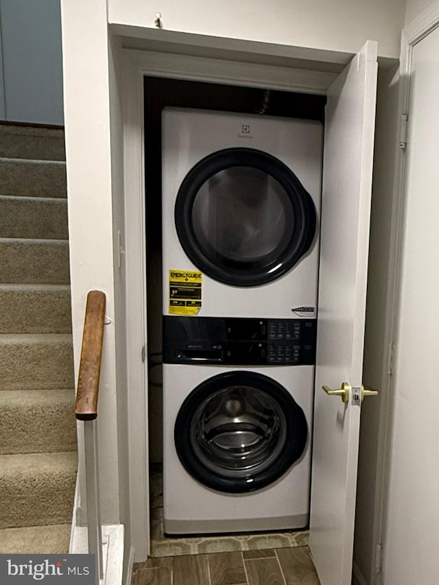 laundry area featuring laundry area and stacked washer and clothes dryer
