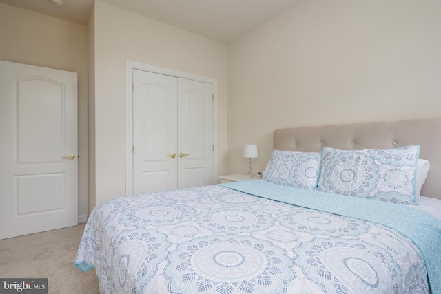 bedroom featuring carpet flooring and a closet
