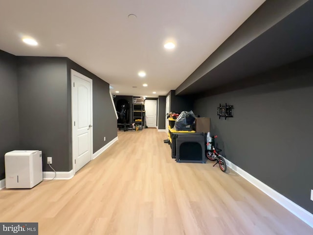 workout room featuring light wood-style flooring, baseboards, and recessed lighting