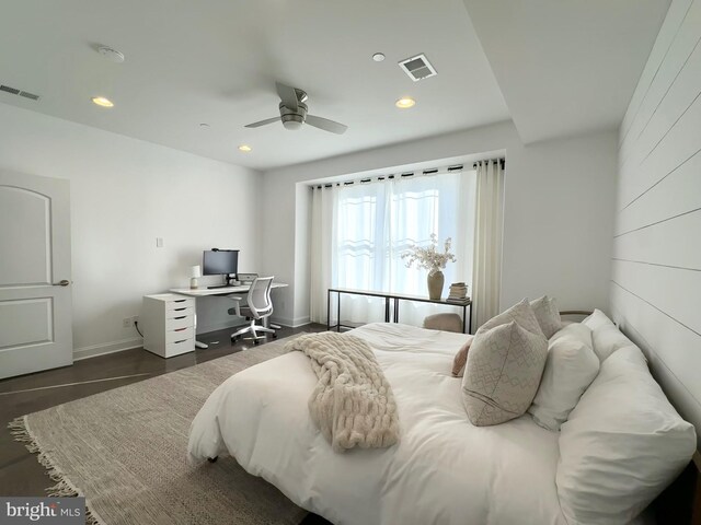 bedroom featuring recessed lighting, baseboards, a ceiling fan, and a desk