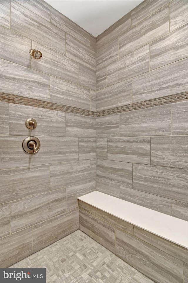full bath with tiled shower