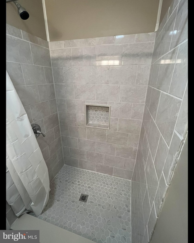 full bathroom featuring a tile shower