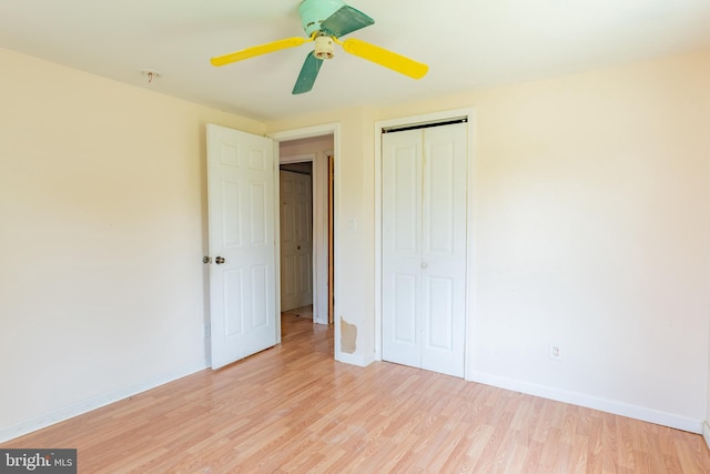 unfurnished bedroom featuring light wood-style floors, a closet, baseboards, and ceiling fan