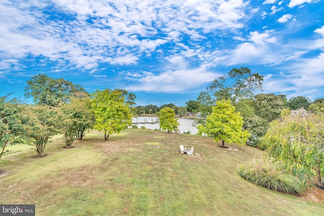 view of yard featuring a water view