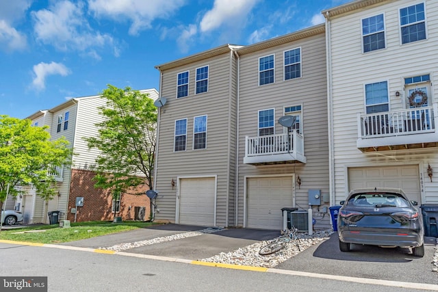 view of front of property featuring an attached garage and driveway