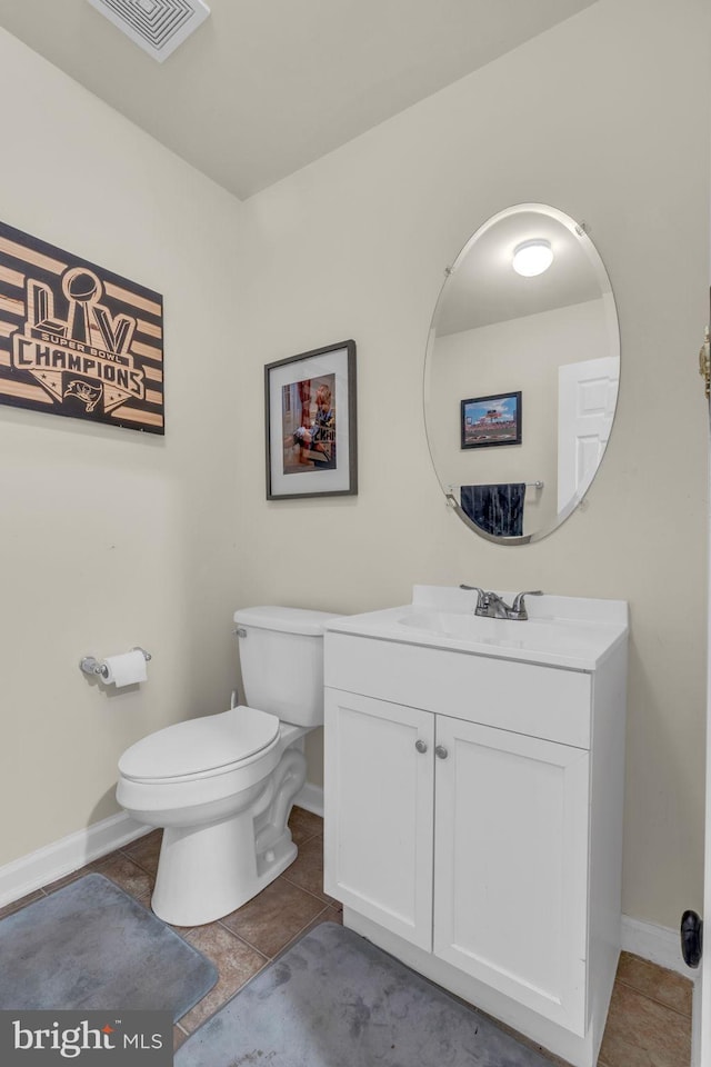 bathroom with toilet, visible vents, baseboards, and vanity