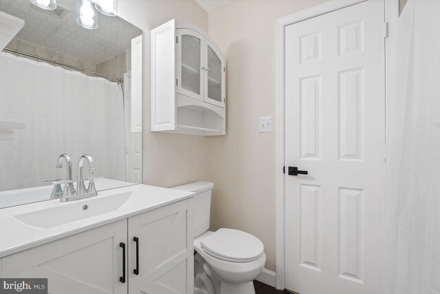 905 Burke Dr, Woodbridge, VA 22191 - full bath with toilet, vanity, and a shower with curtain