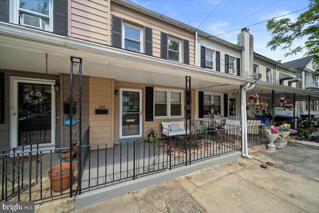 view of front of property featuring a porch