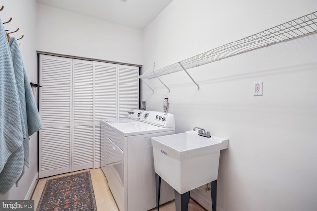 701 Ballast Way, Annapolis, MD 21401 - laundry area featuring washing machine and dryer and baseboards