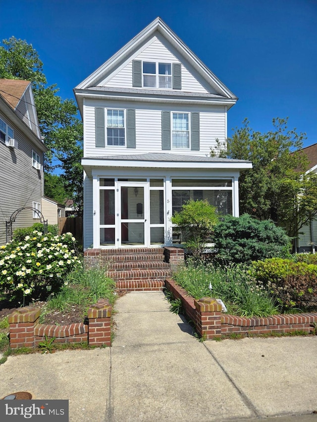 view of american foursquare style home