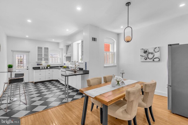 dining space featuring recessed lighting, plenty of natural light, and baseboards