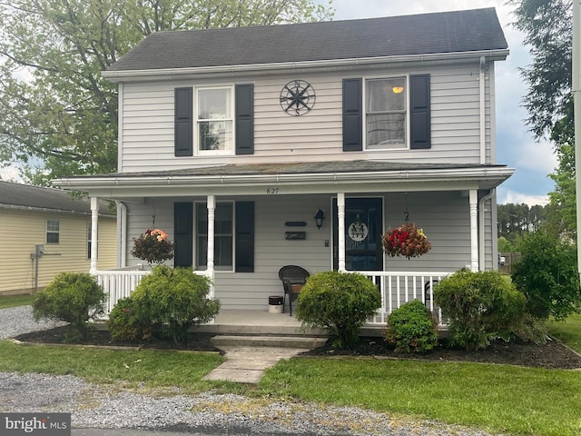627 Ash St, Strasburg, VA 22657 - country-style home with a porch