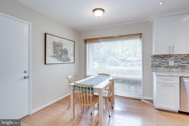 dining area featuring light wood-style floors, baseboards, and recessed lighting