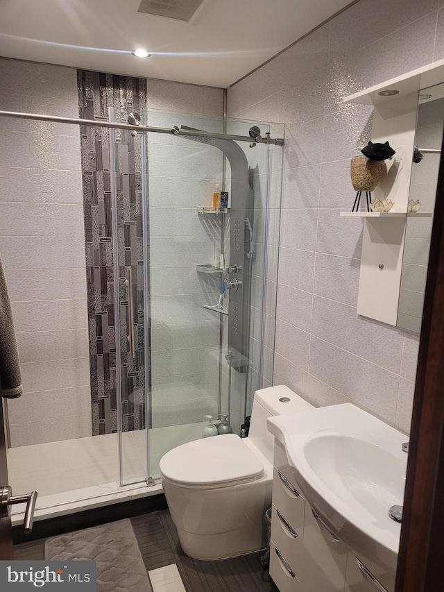 905 Pebble Ln, Southampton, PA 18966 - full bath with tile walls, toilet, visible vents, a shower stall, and vanity