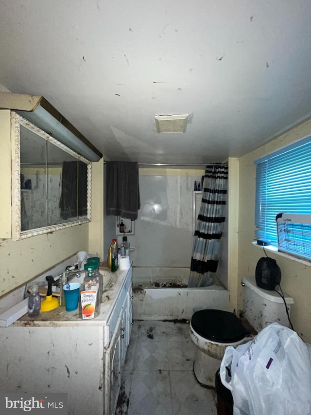 bathroom with toilet, vanity, and shower / bath combo with shower curtain