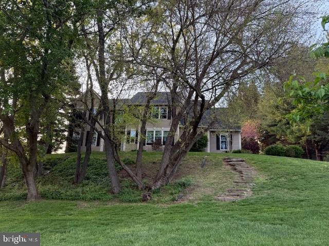 view of front facade featuring a front yard
