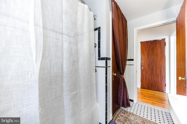 1417 Glendale Rd, Baltimore, MD 21239 - full bath featuring a shower with curtain