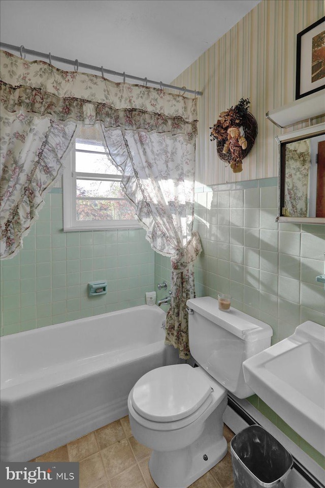 70 Miller Rd, Kutztown, PA 19530 - full bathroom featuring toilet, wallpapered walls, and a bathing tub