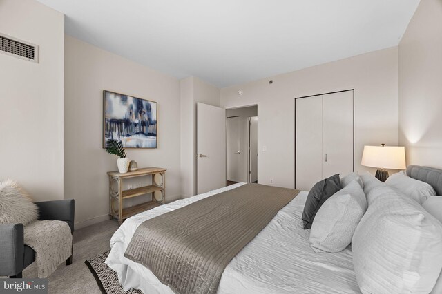 2101 Market St Unit 705, Philadelphia, PA 19103 - bedroom featuring baseboards, a closet, visible vents, and carpet