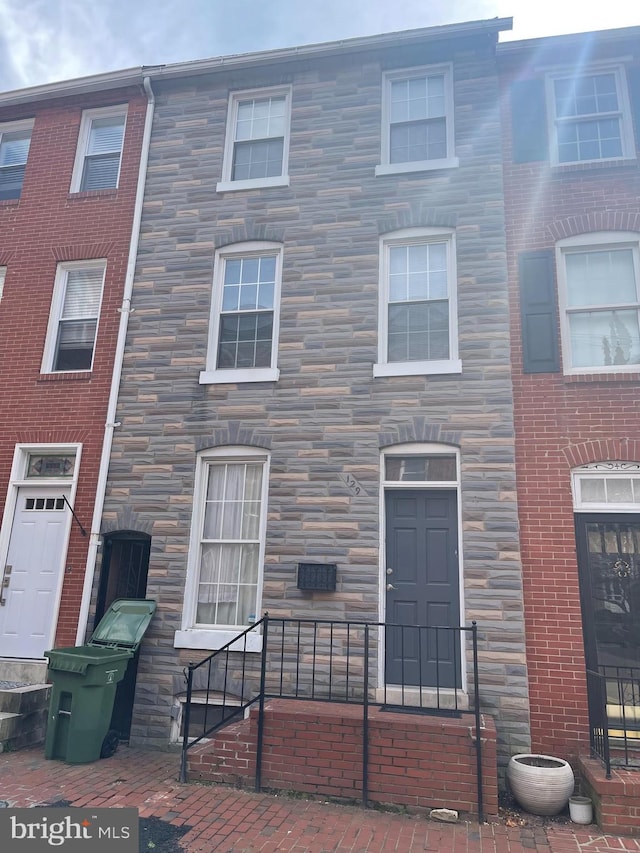 multi unit property featuring stone siding