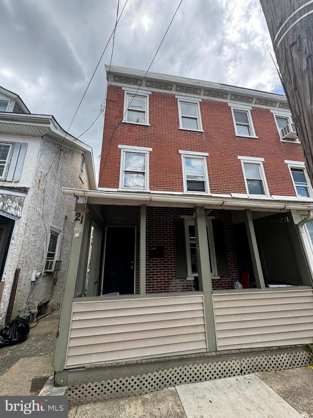view of front facade featuring brick siding