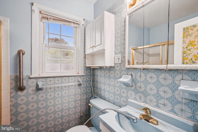 4307 39th Pl, Brentwood, MD 20722 - full bathroom featuring a shower with shower door, tile walls, and toilet