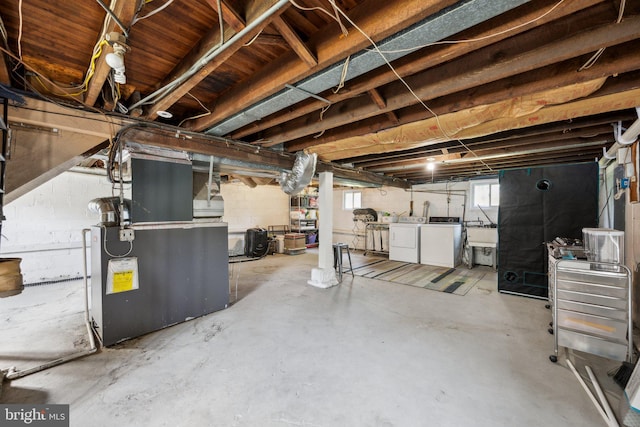 basement with a sink and separate washer and dryer