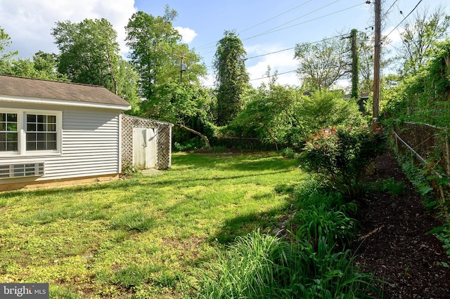 view of yard featuring an outbuilding