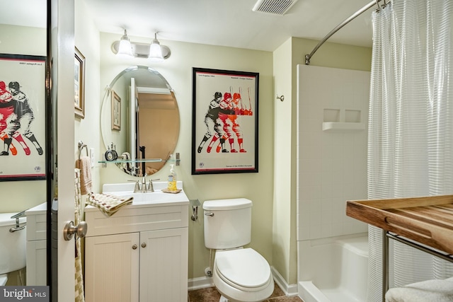 full bathroom with curtained shower, toilet, vanity, and baseboards