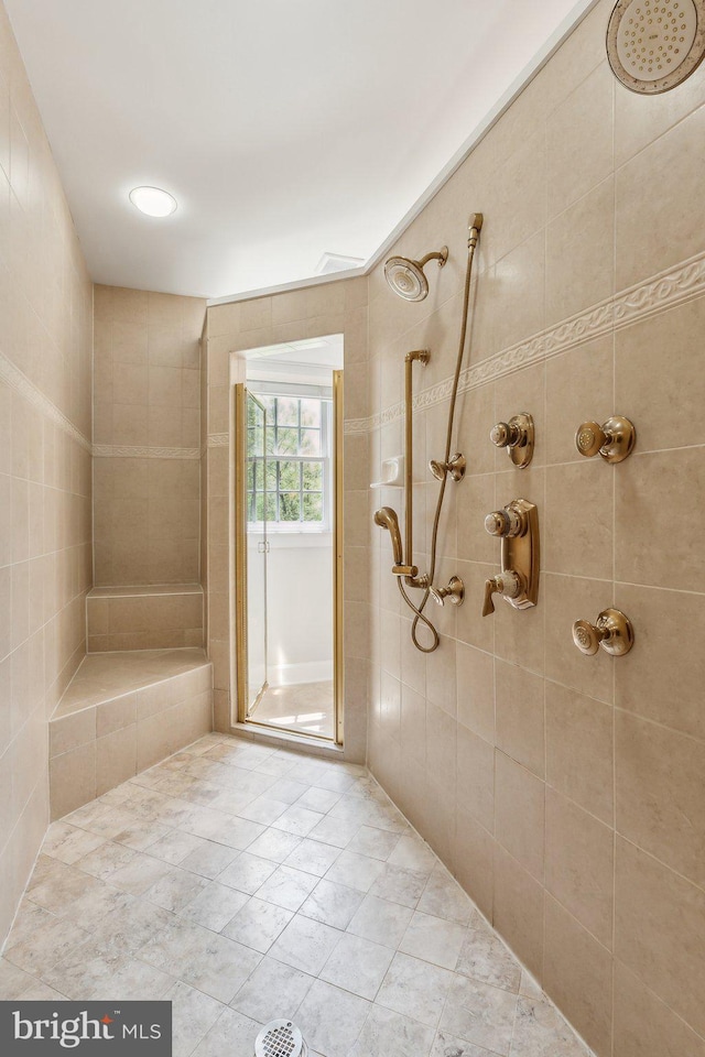 bathroom featuring a tile shower