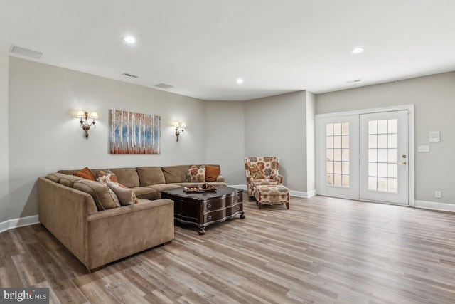 living room with baseboards, visible vents, recessed lighting, and wood finished floors