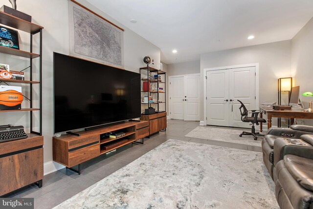 138 Merrimack Way, Arnold, MD 21012 - living area featuring recessed lighting, an office area, and baseboards
