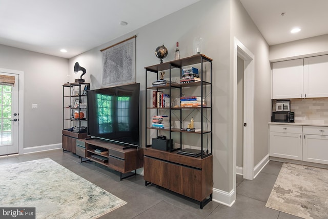 138 Merrimack Way, Arnold, MD 21012 - tiled living area featuring baseboards and recessed lighting