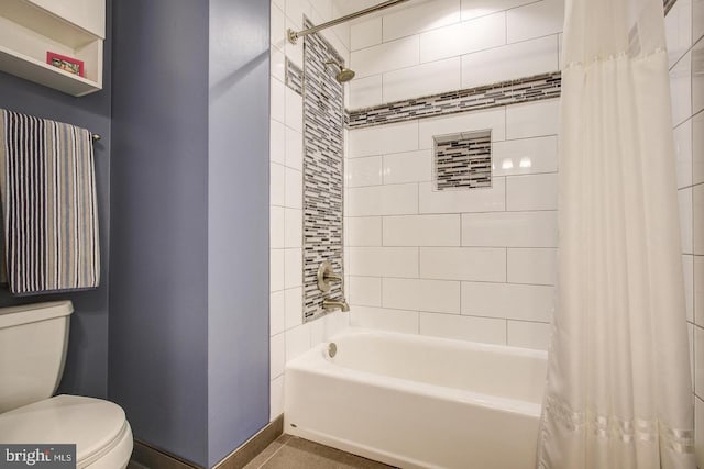 full bathroom with toilet, shower / bath combo with shower curtain, and baseboards